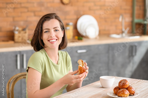 Beautiful young woman eatin...