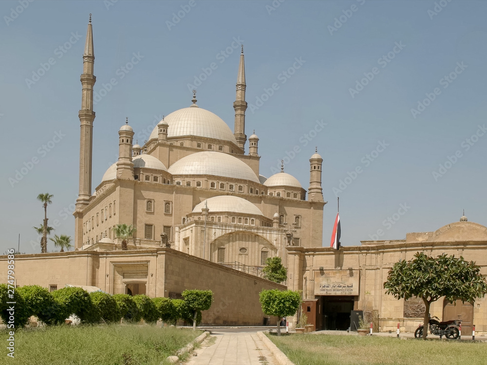 Fototapeta premium alabaster mosque and visitors in cairo, egypt