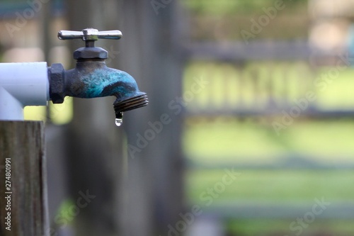 Obraz na płótnie Rusty outdoor faucet dripping 