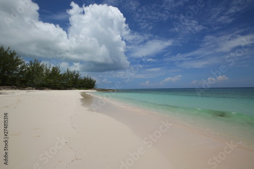 Fototapeta Naklejka Na Ścianę i Meble -  A beautiful Tay Bay Beach at the island of Eleuthera, Bahamas
