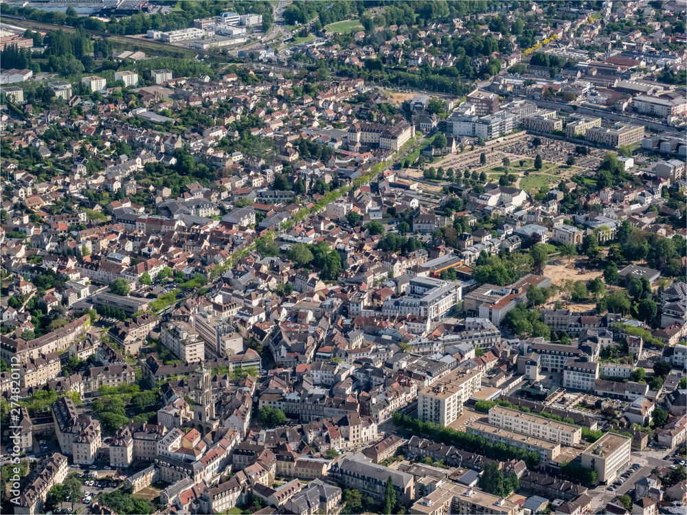 Fototapeta premium vue aérienne de la ville de Mantes-la-Jolie dans les Yvelines en France
