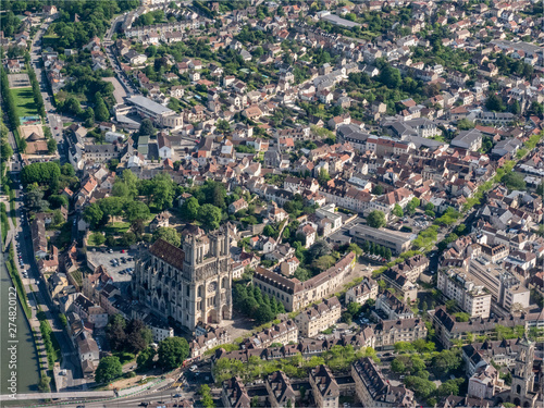 vue aérienne de la ville de Mantes-la-Jolie et sa collégiale dans les Yvelines en France