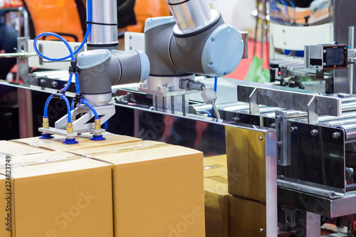 Konstfotografi The robot arm transfers carton box  to conveyor line