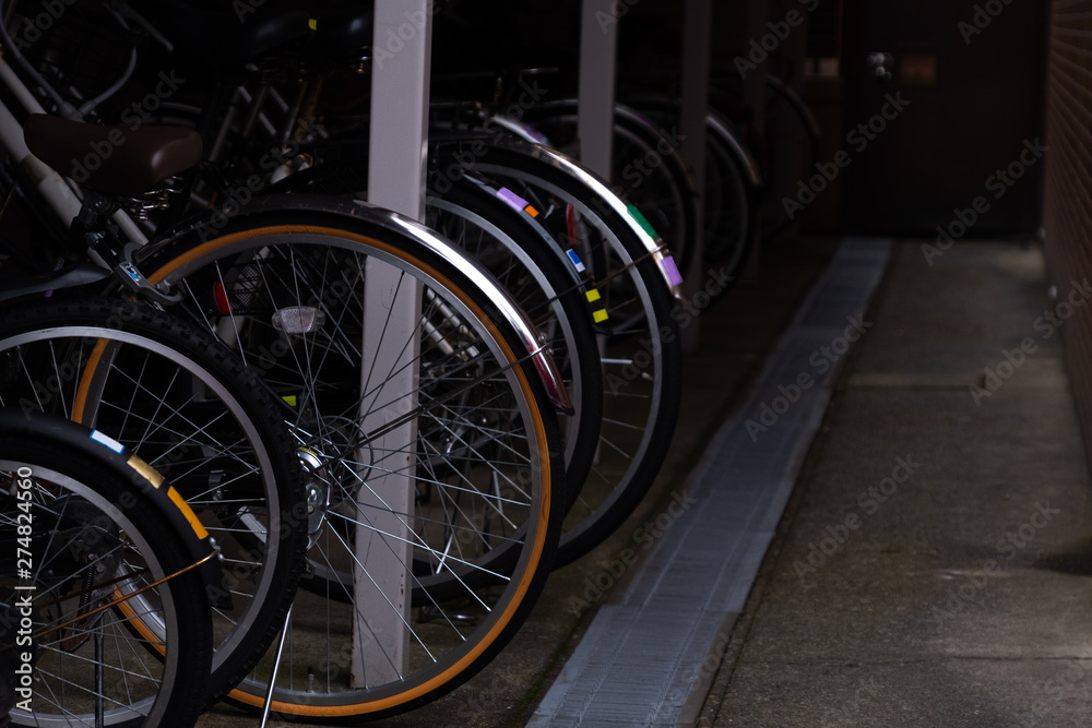 Obraz premium close-up row of parked bicycle wheel