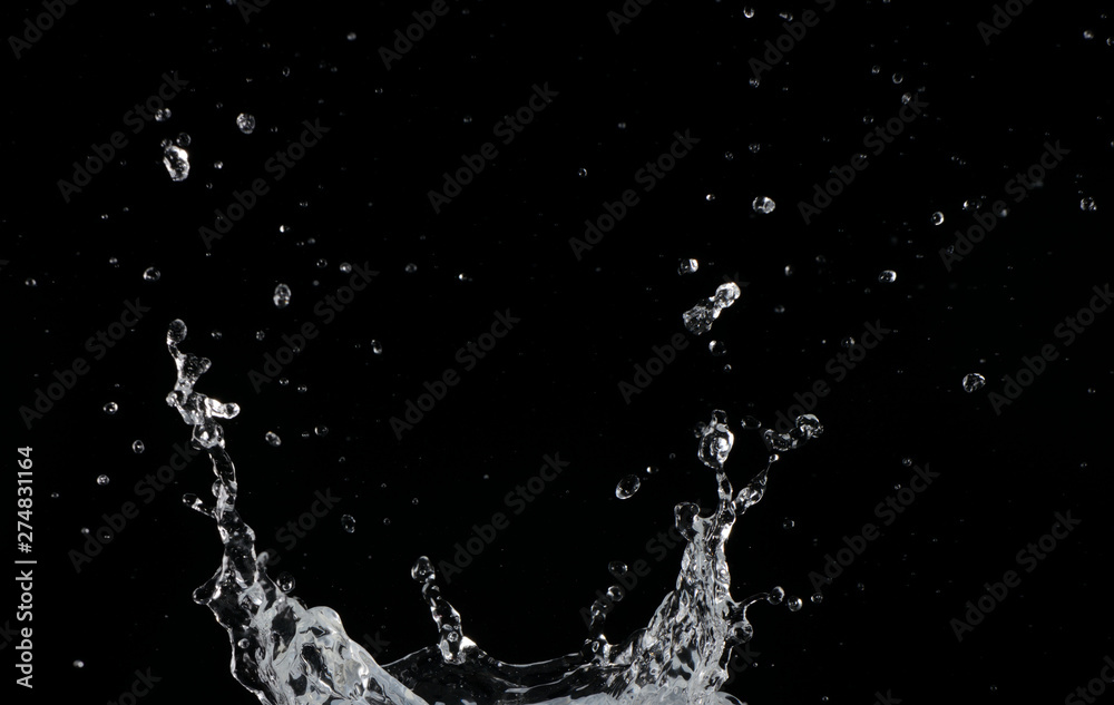 Salpicaduras de agua sobre fondo negro Salpicaduras de agua sobre fondo negro