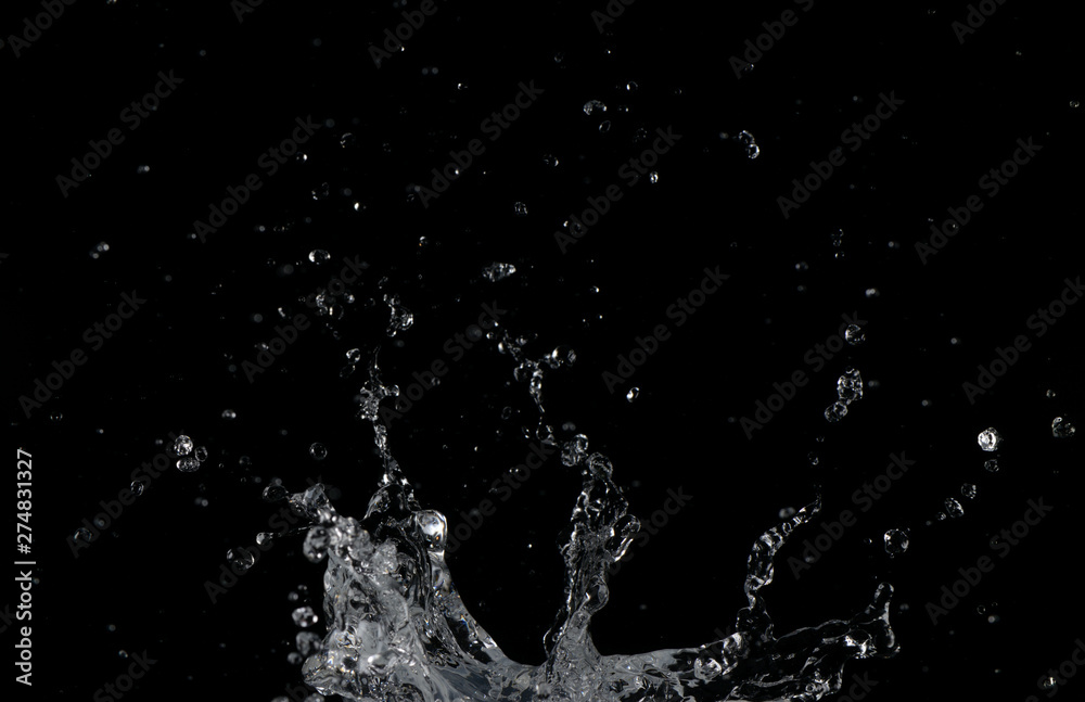 Fototapeta premium Salpicaduras de agua sobre fondo negro