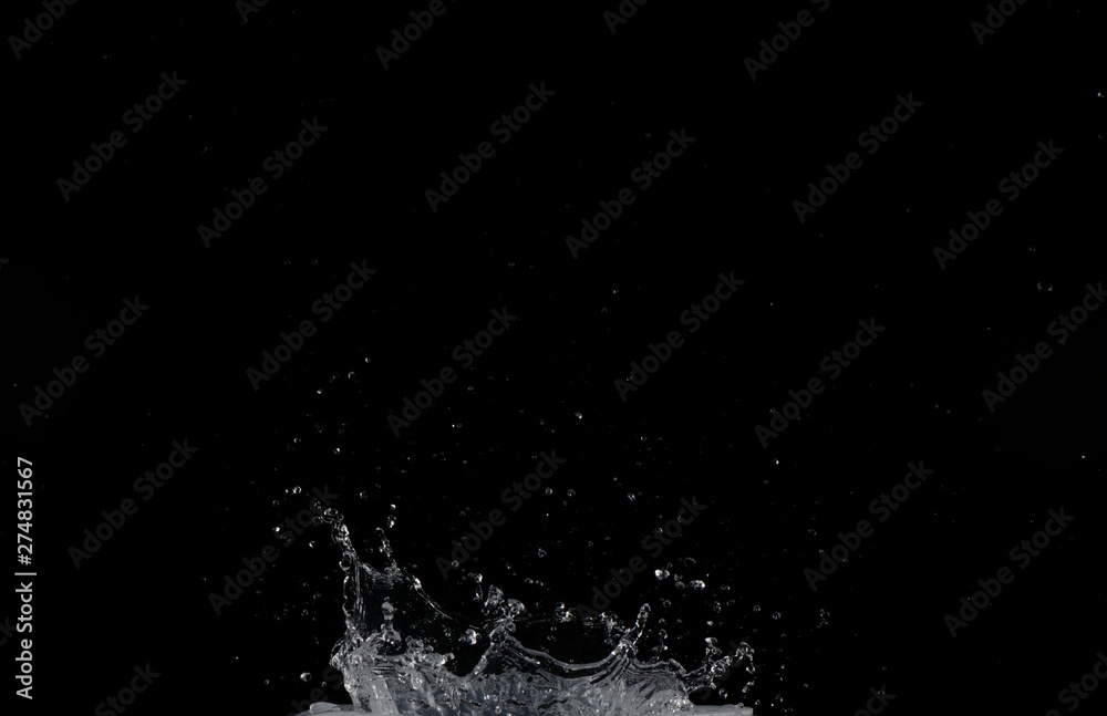 Fototapeta premium Salpicaduras de agua sobre fondo negro