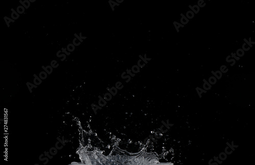 Salpicaduras de agua sobre fondo negro