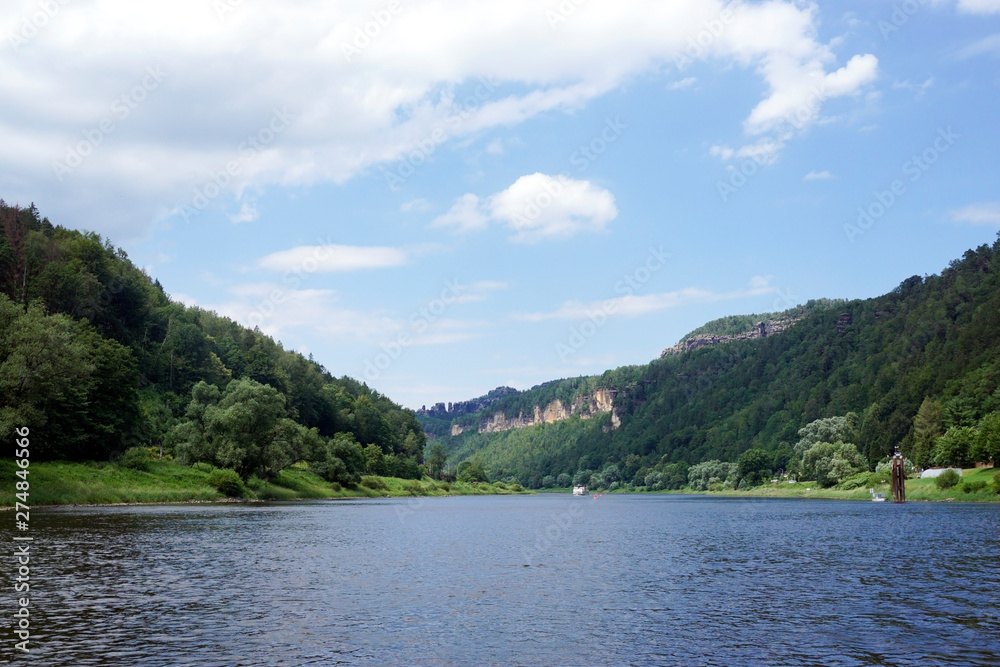 Die Elbe in der Sächsichen Schweiz nahe Schmilka