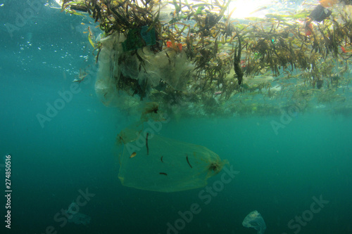 Obraz na plátně Plastic ocean pollution