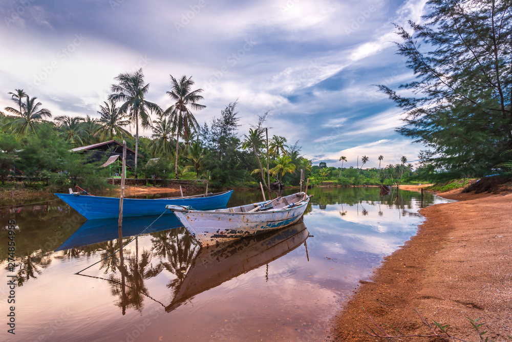 Obraz premium The Couple Traditional boat at bintan island Indonesia