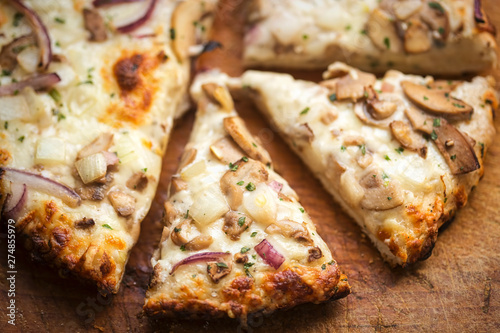 Pizza with garlic sauce, mushrooms and red onion