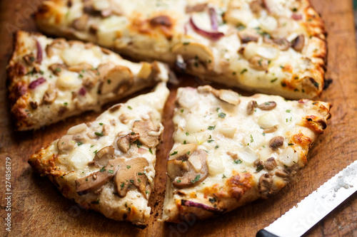 Pizza with garlic sauce, mushrooms and red onion