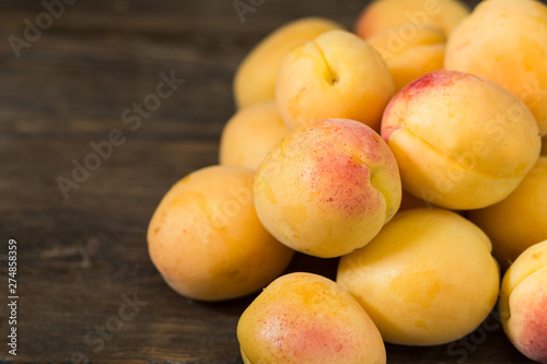 Obraz na płótnie Apricots on a wooden table w salonie