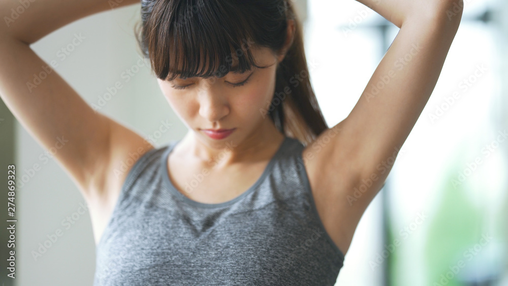 髪を結ぶ女性 Stock 写真 | Adobe Stock