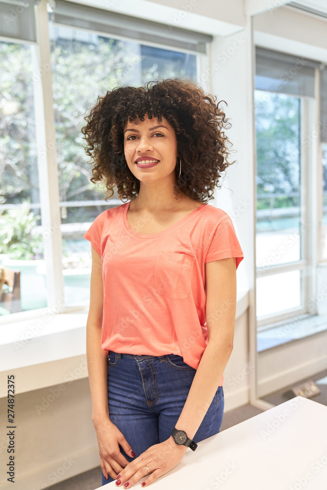 Junge afrikanische Frau als Studentin oder Trainee Junge afrikanische Frau als Studentin oder Trainee
