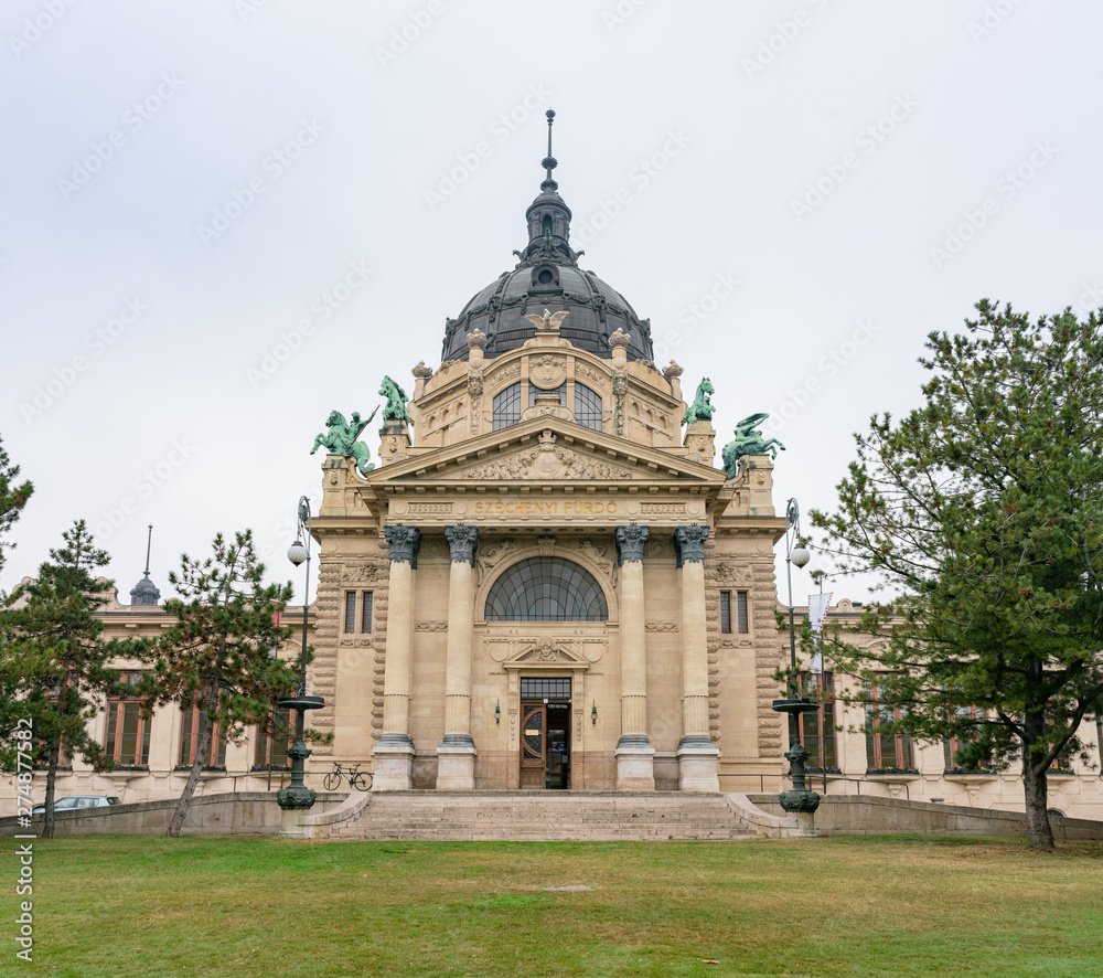 Fototapeta premium Exterior view of the Széchenyi thermal bath