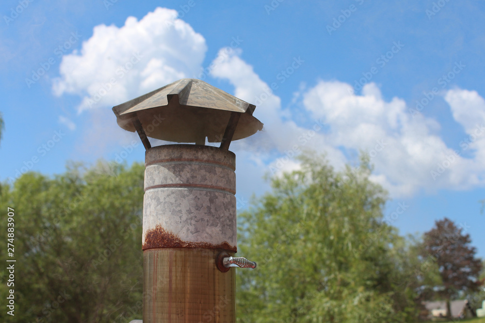 Rauchabzug von einem im Freien stehenden Backofen. Rauchabzug von einem im Freien stehenden Backofen.