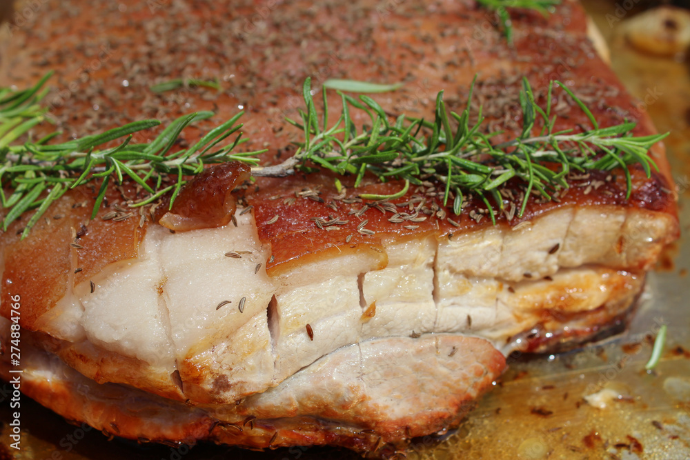 Der Schweinsbraten ist halb fertig und wird noch einmal in den Ofen geschoben. Der Schweinsbraten ist halb fertig und wird noch einmal in den Ofen geschoben.