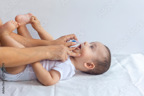 Tableau sur toile Little boy getting nasal drops