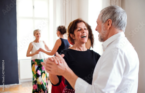 Cuadro en lienzo Group of senior people in dancing class with dance teacher.