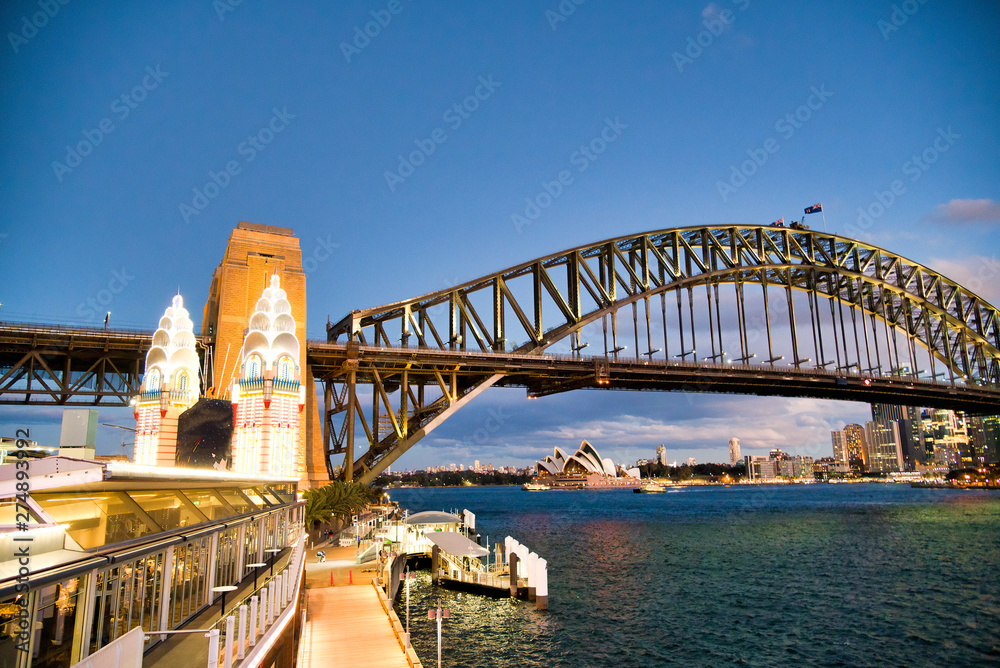 Obraz premium Sydney Harbor Bridge at night from Luna Park