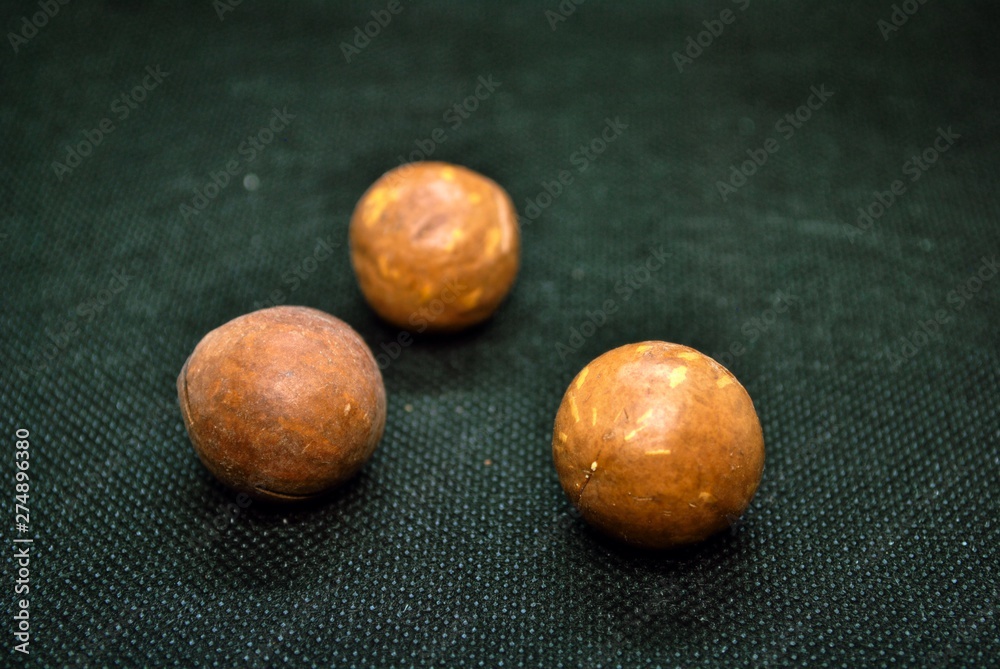 Obraz premium hazelnuts in shell on wooden background