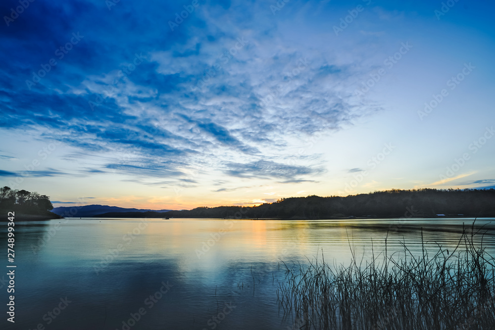 Fototapeta premium Wide-angle lake in the morning, sunrise after the mountain