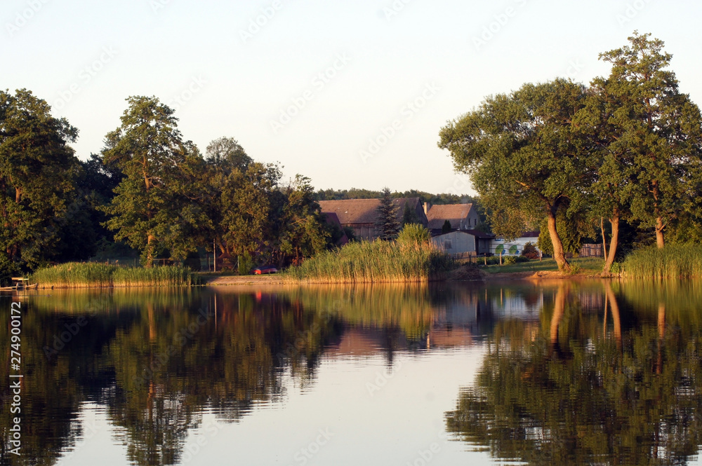 Blick auf gemütliche Bungalows am Ufer eines See in Polen