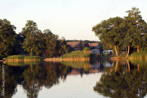 Blick auf gemütliche Bungalows am Ufer eines See in Polen © zeralein