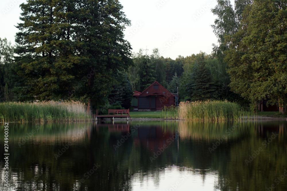 Blick auf gemütliche Bungalows am Ufer eines See in Polen