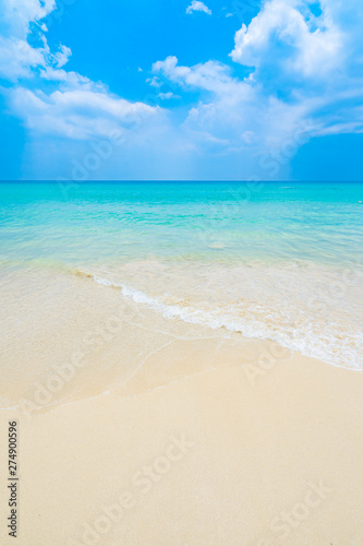 Czysta i piękna biała plaża w południowej Tajlandii