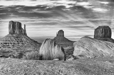 Tuinposter Zwart wit Monument Valley na zonsondergang lange sluitertijd  © jovannig