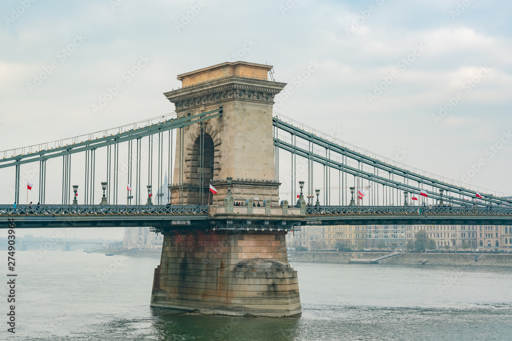 Obraz premium Afternoon view of the famous Széchenyi Chain Bridge