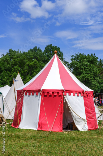 Historisches Zelt in rot weiß