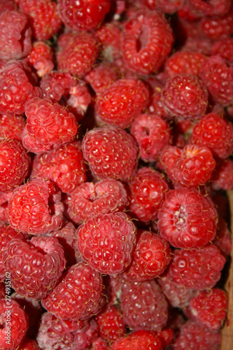 fruit, food, raspberry, red, berry, raspberries, ripe, fresh, sweet, berries, healthy, strawberry, dessert, juicy, diet, strawberries, fruits, organic, summer, natural, wild, delicious, closeup, natur