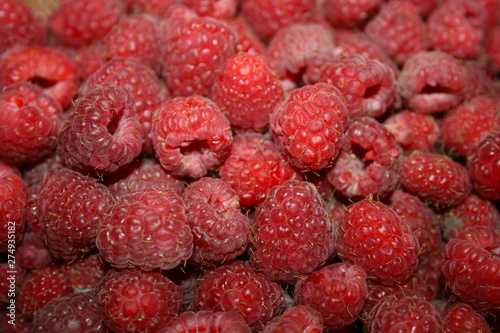 raspberry, fruit, food, berry, red, raspberries, fresh, sweet, ripe, berries, healthy, dessert, summer, organic, diet, freshness, natural, nature, juicy, delicious, closeup, macro, fruits, strawberry,