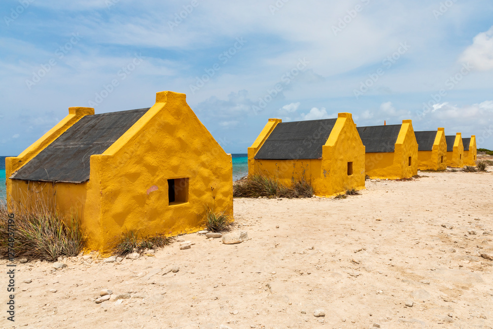 Bonaire mit den Häusern der Sklaven am Meer mit blauen Himmel Bonaire mit den Häusern der Sklaven am Meer mit blauen Himmel
