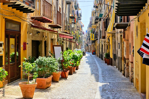 Fototapeta Naklejka Na Ścianę i Meble -  Narrow street in the old town of Cefalu, Sicily, Italy