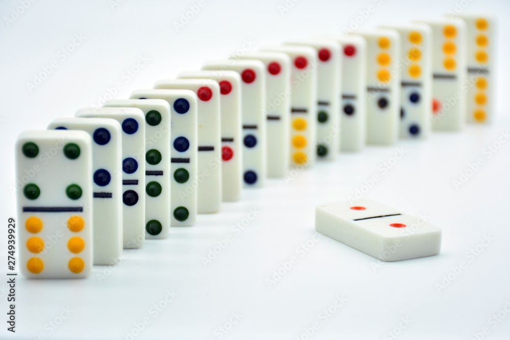Fichas de dominó de colores puestas en fila Stock Photo | Adobe Stock