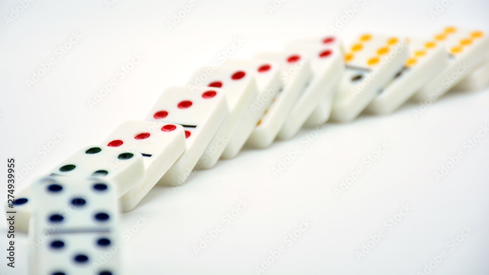 Fichas de dominó de colores caídas en fila Stock Photo | Adobe Stock