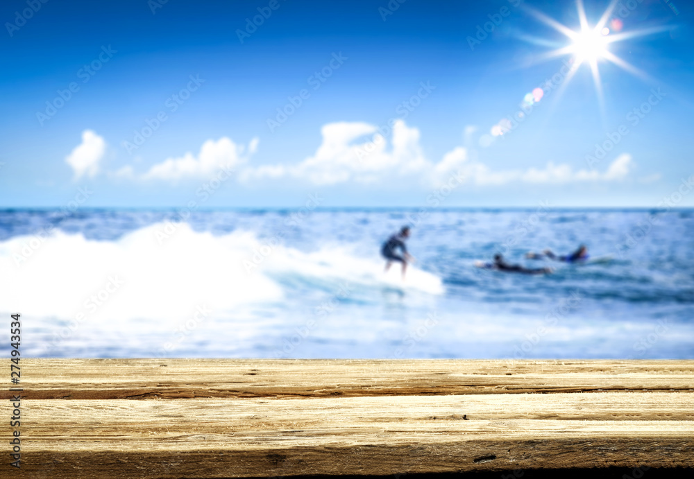 Naklejka premium desk of free space and summer background of beach 