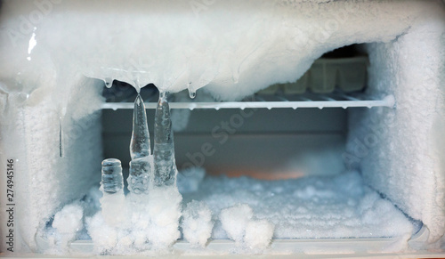 Foto Ice crystals icebox freezer in refrigerator