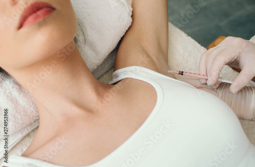 Foto woman receives an underarm treatment, hyperhidrosis