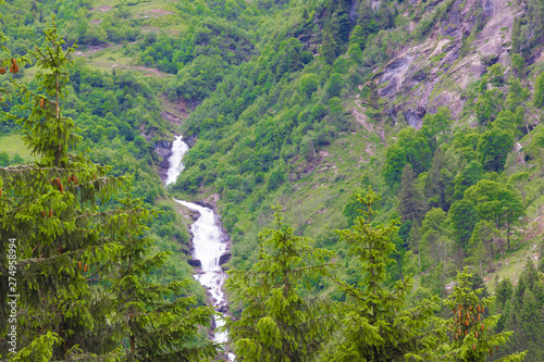 Bach fließt im Gebirge ins Tal