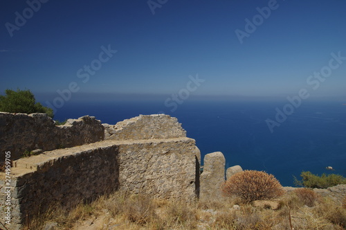 Festungsruine La Rocca auf Sizilien photo