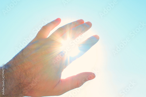 Fototapet Male hand covers the sun