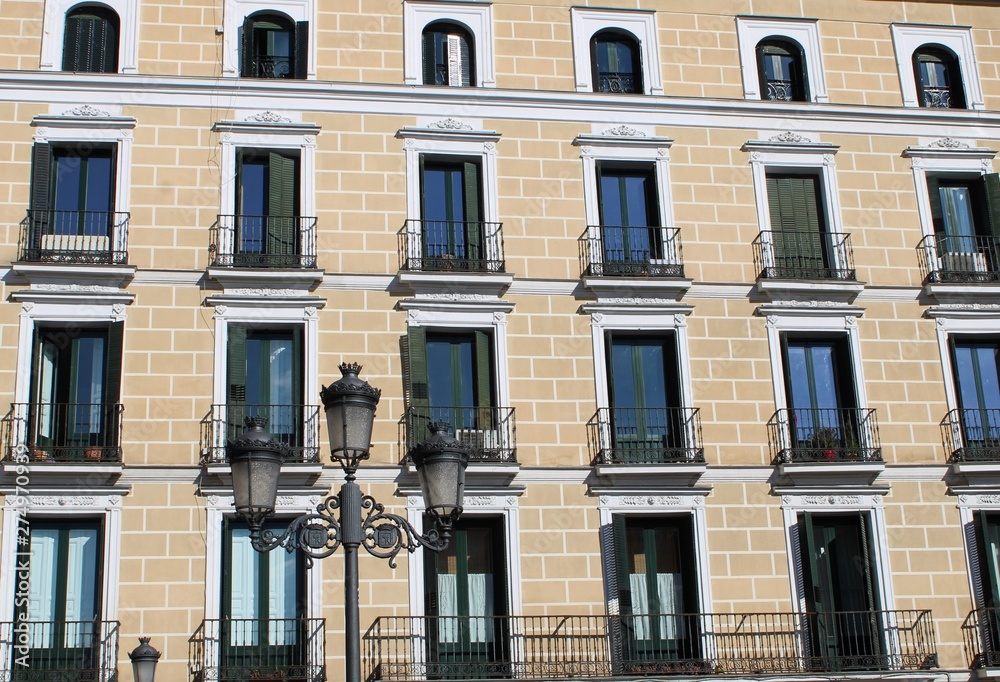 Fototapeta premium Fachada de un edificio en la calle Mayor de Madrid con farola
