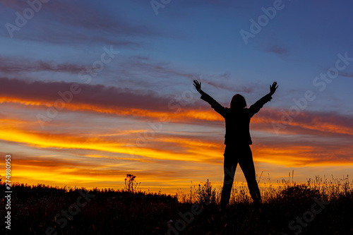 Radosna kobieta na tle zachodu słońca © Grzej