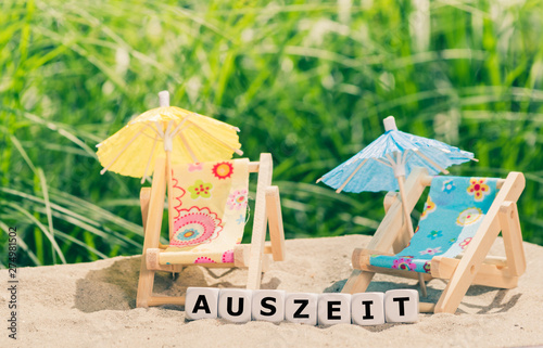 Am Strand bilden Würfeln das Wort 